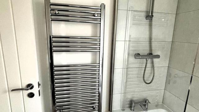 22 Thatchers Croft Heated Towel Rack
