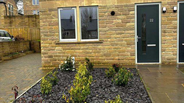 22 Thatchers Croft Outside 2