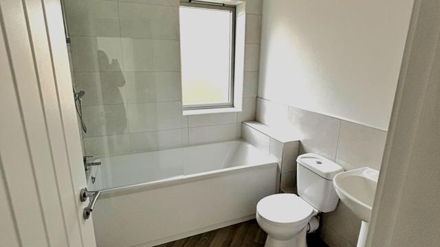 22 Thatchers Croft Bathroom